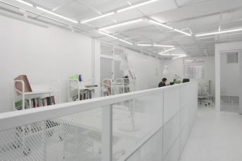 辦公室裝修:建筑人的實驗精神，將18坪新創(chuàng)辦公室變身白色幻境！