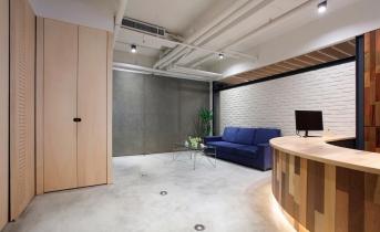 我的行事風(fēng)格就是不呆板！25 年老屋蛻變?yōu)楠?dú)特工業(yè)風(fēng)辦公室 
